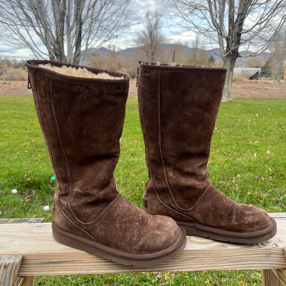 UGG fleece lined leather boots zip up. Size 7.5-8